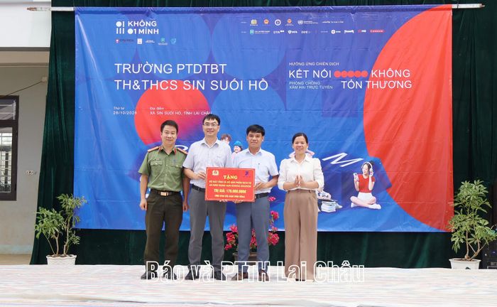 Đại diện lãnh đạo VNPT Lai Châu, Phòng an ninh mạng (Công an tỉnh Lai Châu) tặng bộ máy tính cho nhà trường.
