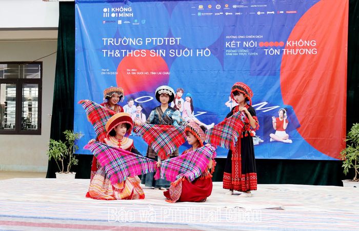 Văn nghệ tại chương trình truyền thông.