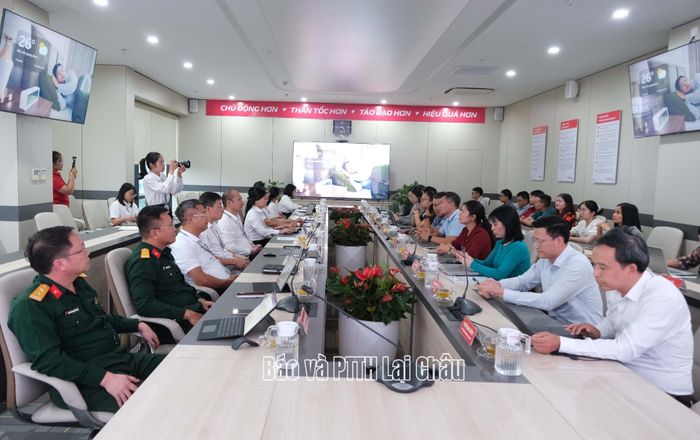 Các đại biểu xem phóng sự giới thiệu về nền tảng hợp nhất Viettel Tammi.