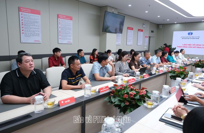 Các đại biểu Sở Khoa học và Công nghệ xem demo các tính năng của Viettel Tammi.