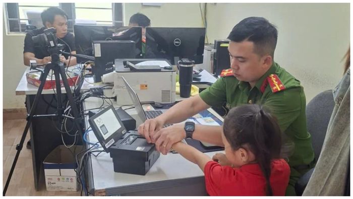 Cán bộ Công an xã hỗ trợ người dân thu nhận vân tay tại trụ sở.