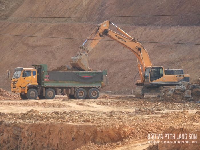 Đào đắp vận chuyển đất thừa ra khỏi phạm vi dự án Trường Phổ thông nội trú liên cấp xã Thụy Hùng
