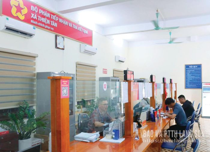 Người dân thực hiện thủ tục hành chính tại Trung tâm Phục vụ hành chính công xã Thiện Tân