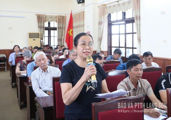 Người dân xã Hữu Lũng tham gia ý kiến tại hội nghị đối thoại trực tiếp giữa người đứng đầu cấp ủy, chính quyền xã với Nhân dân năm 2026