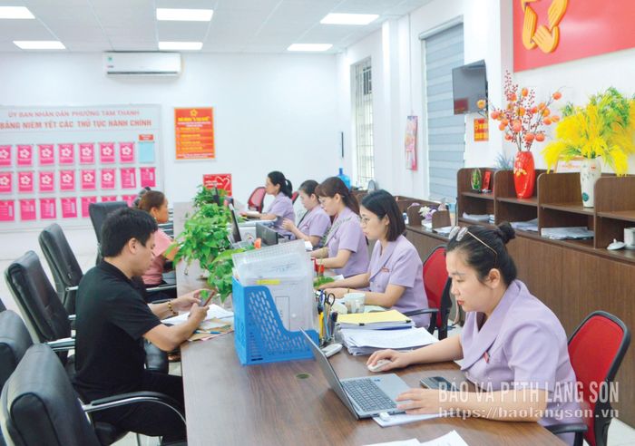 Người dân thực hiện thủ tục hành chính tại Trung tâm Phục vụ hành chính công phường Tam Thanh