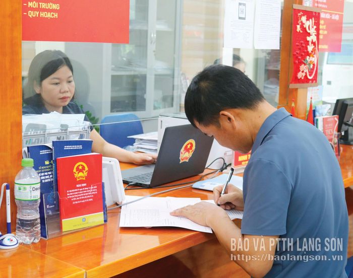Người dân hoàn thiện hồ sơ thủ tục hành chính tại Trung tâm Phục vụ hành chính công xã Thiện Tân
