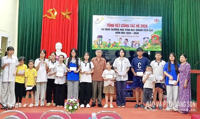 Học sinh khối 11, phường Đông Kinh đạt thành tích cao trong học tậpnhận quà của khối