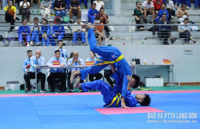 Học sinh các trường biểu diễn nội dung Quyền môn Vovinamtại giải thể thao học sinh phổ thông