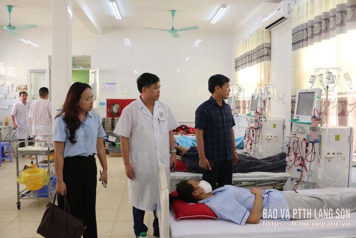 Lãnh đạo Ban Văn hóa - Xã hội HĐND tỉnh khảo sát tại TTYT khu vực Cao Lộc
