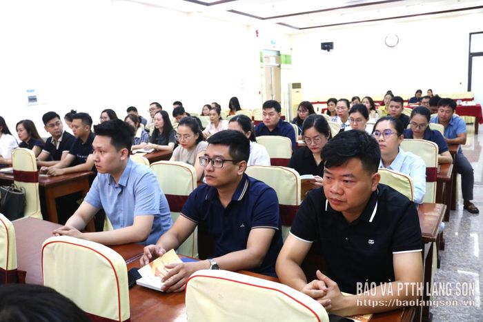 Các học viên theo dõi các chuyên đề tại lớp bồi dưỡng