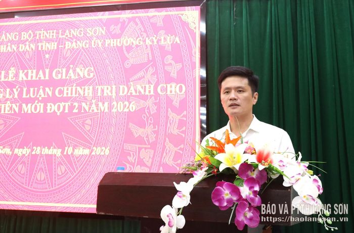 Lãnh đạo Đảng ủy UBND tỉnh phát biểu tại lễ khai giảng lớp bồi dưỡng