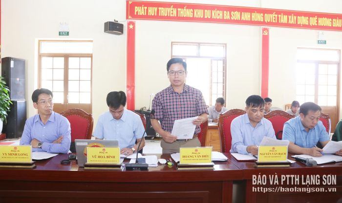 Phó Chủ tịch UBND xã Ba Sơn báo cáo kết quả thực hiện các nghị quyết của HĐND tỉnh trên địa bàn với đoàn giám sát