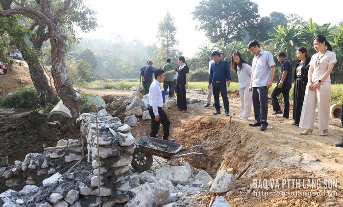 Đoàn khảo sát thực tế tại công trình đường Pàn Lại - Lục Tát (xã Cao Lộc)