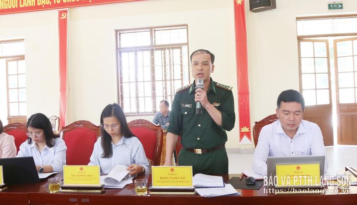 Phó Tham mưu trưởng Bộ đội Biên phòng tỉnh, thành viên đoàn giám sát trao đổi các nội dung tại buổi giám sát