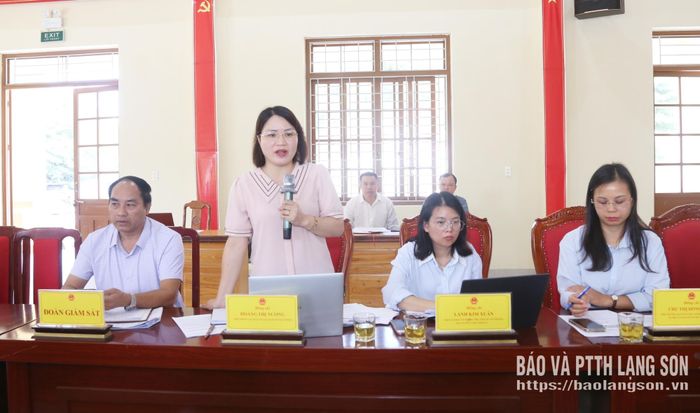 Trưởng Phòng Quản lý ngân sách, Sở Tài chính, thành viên đoàn giám sát phát biểu trao đổi các nội dung trong chương trình