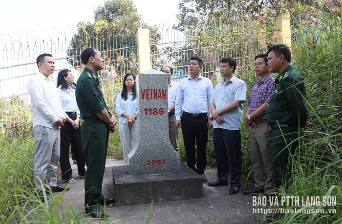 Đoàn khảo sát tại khu vực mốc biên giới 1186 (xã Ba Sơn)
