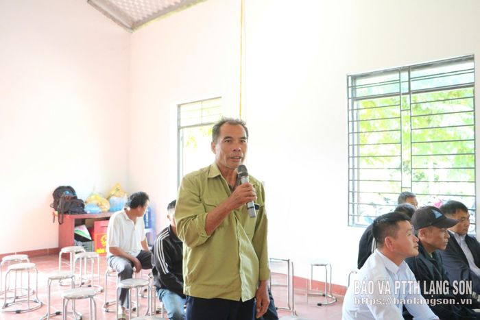Cử tri phát biểu ý kiến tại hội nghị