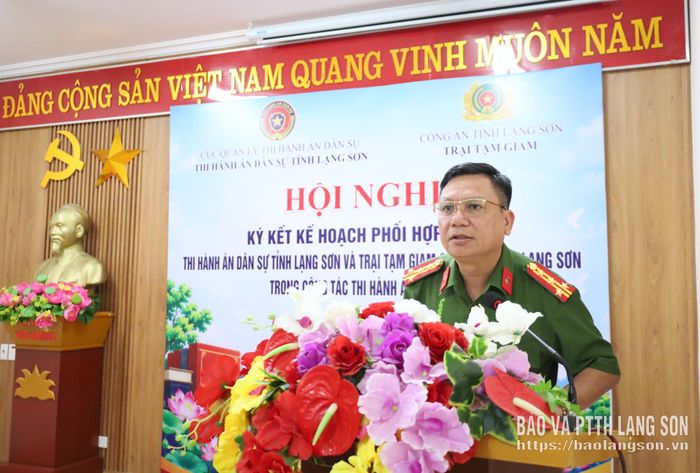 Giám thị Trại tạm giam Công an tỉnh phát biểu tại hội nghị