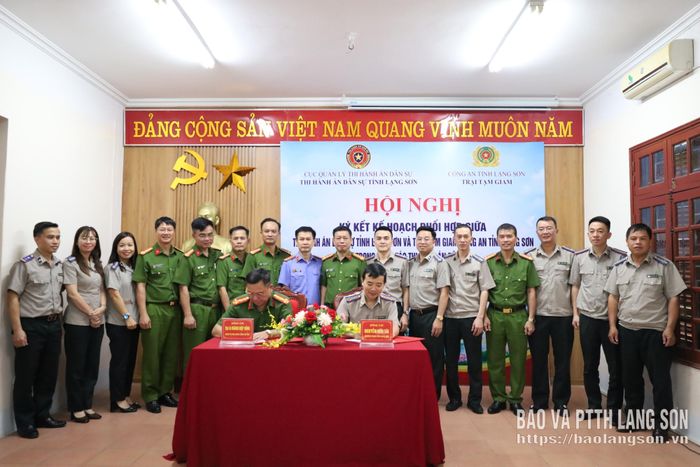 Lãnh đạo hai đơn vị ký kết kế hoạch phối hợp