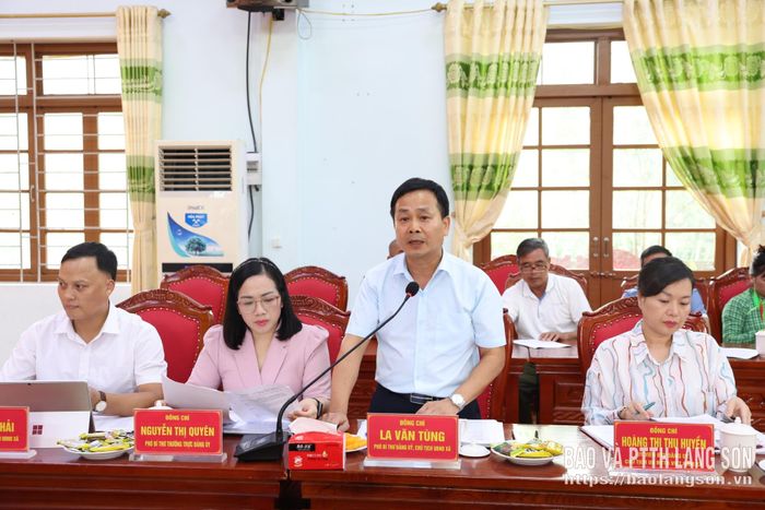 Lãnh đạo UBND xã Công Sơn báo cáo việc triển khai các nghị quyết, chính sách trên địa bàn xã