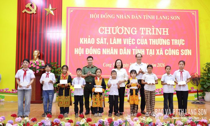 Các đại biểu tặng quà cho học sinh có hoàn cảnh khó khăn trên địa bàn xã