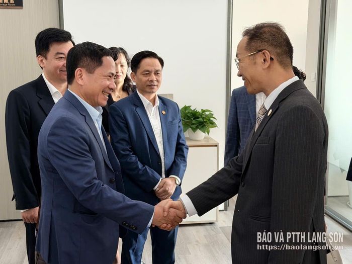 Đồng chí Nguyễn Văn Trường, Phó Chủ tịch HĐND tỉnh và các thành viên đoàn gặp gỡ ông Chu Đích, Chủ tịch Hiệp hội Phát triển kinh tế Trung Quốc - Châu Á