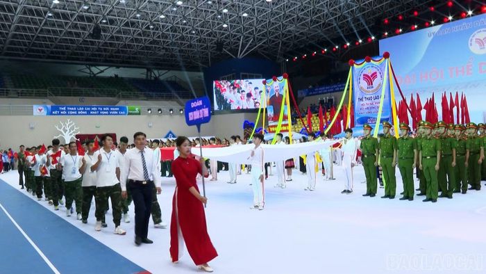 Các khối nghi thức và các đoàn vận động viên tham gia diễu hành biểu dương lực lượng.