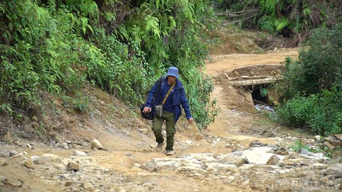 Nhiều đoạn đất đá lởm chởm, khiến việc di chuyển gặp khó khăn.