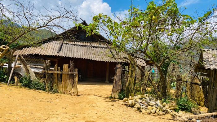 Một nếp nhà của bà con người Mông thôn Lùng Cúng.