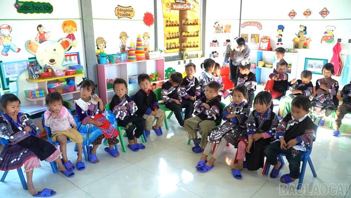 Học sinh người Mông được học dưới mái trường mới khang trang, đầy đủ.