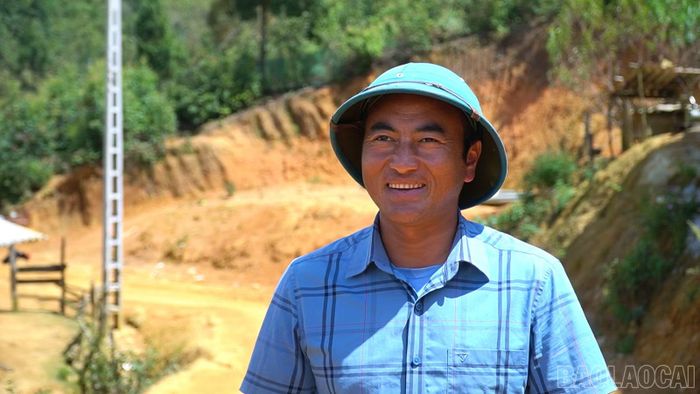 Trưởng thôn Chang A Cớ cho biết, Nhân dân trong thôn rất phấn khởi vì sắp có điện lưới quốc gia.