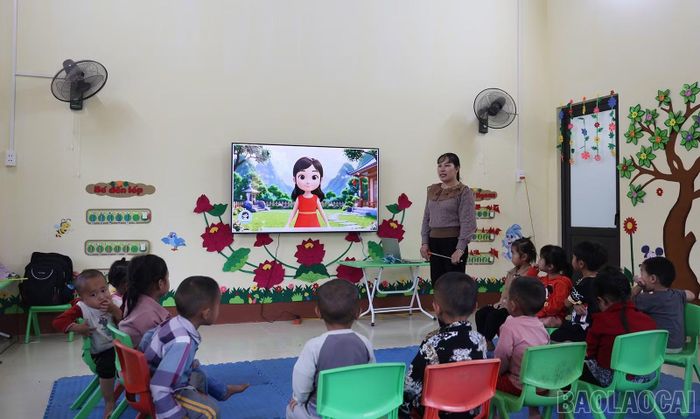 Cô giáo Nguyễn Thị Hoa sử dụng học liệu trên mạng giúp bài giảng hấp dẫn học sinh hơn.