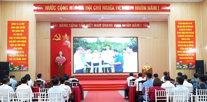 Các giảng viên, học viên Lớp bồi dưỡng Chủ tịch, Phó Chủ tịch UBND cấp xã tỉnh Lào Cai khóa II xem phóng sự giới thiệu về xã Gia Phú