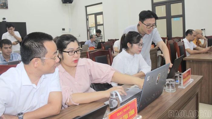 Các đại biểu được hướng dẫn trực tiếp về quy trình cập nhật, quản lý, khai thác dữ liệu.