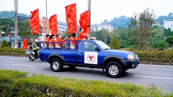 Đoàn rước đuốc di chuyển qua các tuyến đường trung tâm phường Lào Cai, hướng về Nhà thi đấu đa năng tỉnh.
