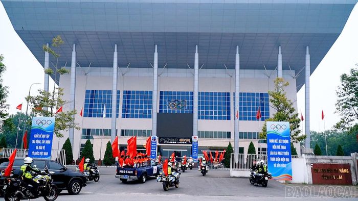 Ngọn lửa truyền thống được đưa về Nhà thi đấu đa năng tỉnh, sẵn sàng cho nghi thức khai mạc Đại hội Thể dục thể thao tỉnh Lào Cai lần thứ I, năm 2026.
