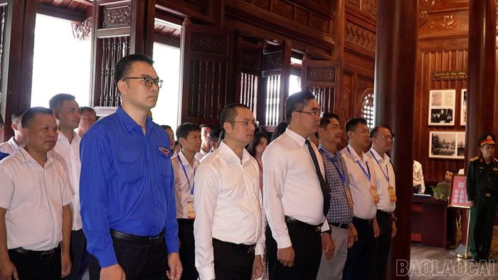 Các đại biểu dâng hương tưởng niệm Chủ tịch Hồ Chí Minh tại Nhà lưu niệm Bác Hồ, phường Lào Cai.