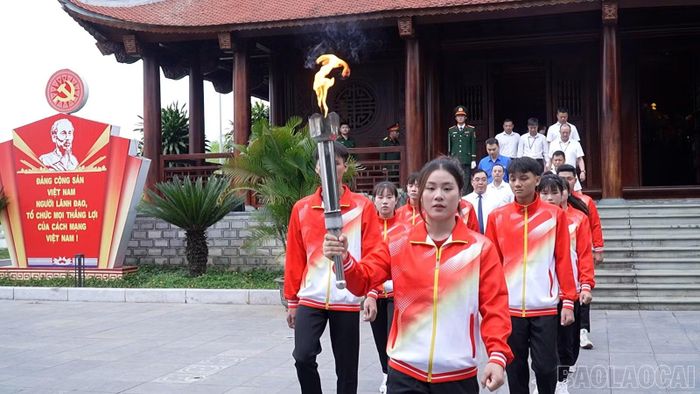 Vận động viên Hà Thị Xiến (cầm đuốc) cùng các vận động viên xuất sắc của thể thao Lào Cai đưa ngọn đuốc từ Nhà lưu niệm Chủ tịch Hồ Chí Minh về Nhà thi đấu đa năng tỉnh.