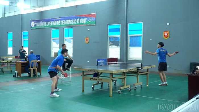 Bóng bàn là môn thể thao quen thuộc, thường xuyên góp mặt trong các kỳ Đại hội Thể dục thể thao tỉnh Lào Cai, thu hút đông đảo vận động viên tham gia tranh tài.