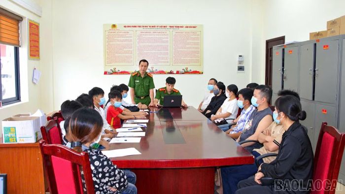  Công an xã làm việc với phụ huynh và các thiếu niên có liên quan về hành vi ném đá trên cao tốc Nội Bài - Lào Cai. 