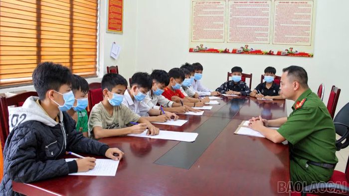  Công an xã Bảo Thắng triệu tập các thiếu niên có liên quan đến làm việc. 