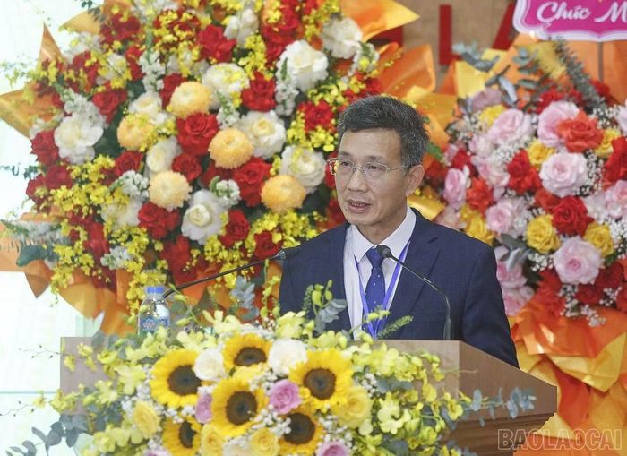 Đồng chí Lê Trường Giang - Giám đốc Báo và Phát thanh, Truyền hình tỉnh, Chủ tịch Hội Nhà báo tỉnh nhiệm kỳ 2020 - 2025 trình bày diễn văn khai mạc đại hội.