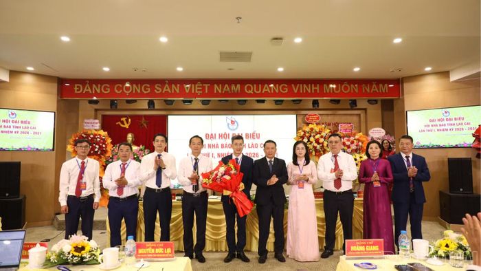 Đồng chí Nguyễn Đức Lợi - Phó Chủ tịch Thường trực Hội Nhà báo Việt Nam tặng hoa chúc mừng Đoàn đại biểu dự Đại hội đại biểu toàn quốc Hội Nhà báo Việt Nam lần thứ XII.