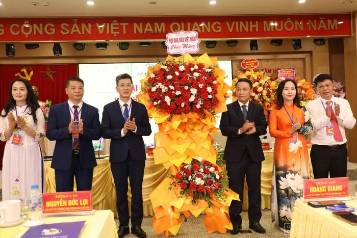 Đồng chí Nguyễn Đức Lợi - Phó Chủ tịch Thường trực Hội Nhà báo Việt Nam tặng hoa chúc mừng Đại hội.