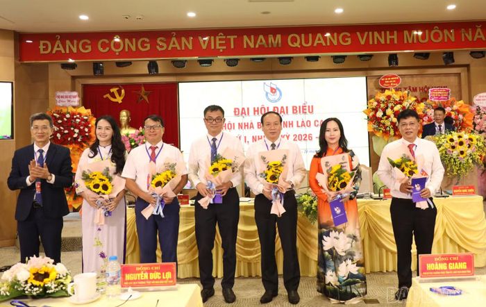 Đại hội tặng hoa chia tay các đồng chí thôi tham gia Ban Chấp hành khóa mới.