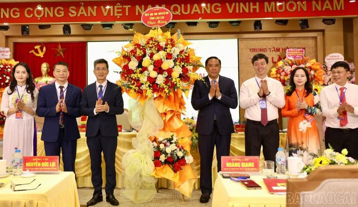 Đồng chí Hoàng Giang - Phó Bí thư Thường trực Tỉnh ủy, Chủ tịch HĐND tỉnh tặng hoa chúc mừng Đại hội.