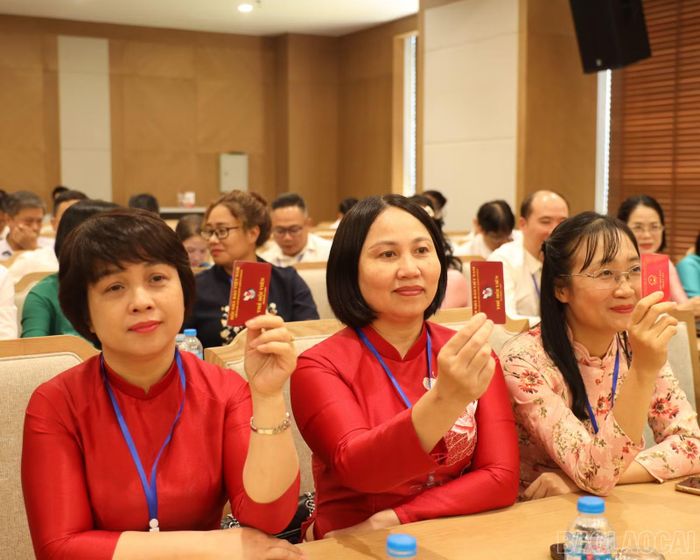 Các đại biểu biểu quyết thông qua Nghị quyết Đại hội đại biểu Hội Nhà báo tỉnh lần thứ I.