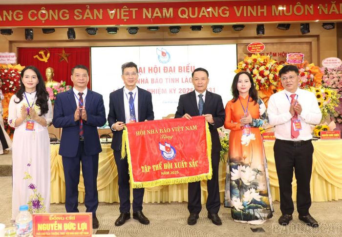 Hội Nhà báo tỉnh Lào Cai vinh dự đón nhận Cờ thi đua của Hội Nhà báo Việt Nam.