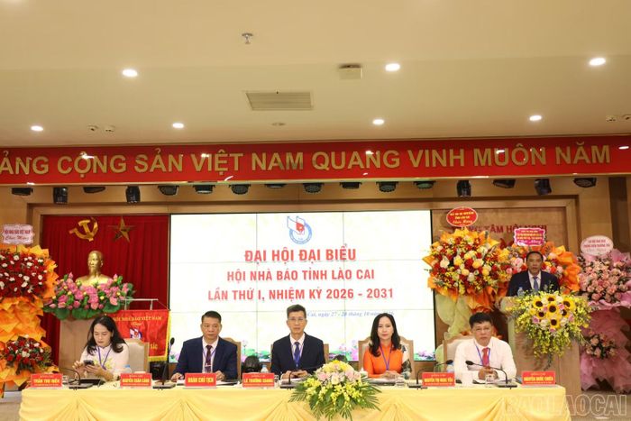 Đồng chí Hoàng Giang - Phó Bí thư Thường trực Tỉnh ủy, Chủ tịch HĐND tỉnh phát biểu giao nhiệm vụ cho tổ chức hội và các cơ quan báo chí.