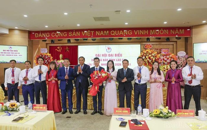 Đồng chí Hoàng Giang - Phó Bí thư Thường trực Tỉnh ủy, Chủ tịch HĐND tỉnh và đồng chí Nguyễn Đức Lợi - Phó Chủ tịch Thường trực Hội Nhà báo Việt Nam tặng hoa chúc mừng Ban Chấp hành Hội Nhà báo tỉnh khóa I.